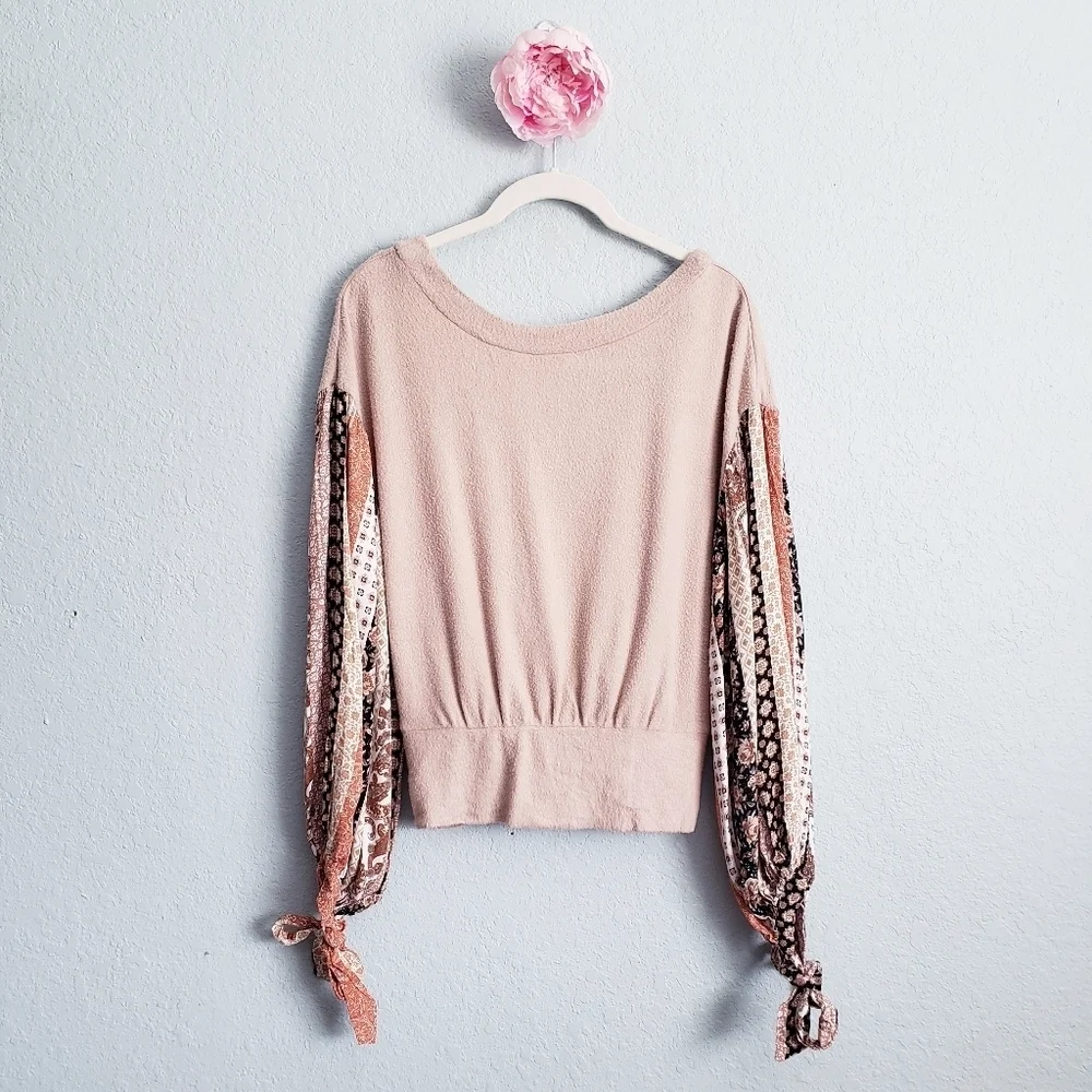 Illa Illa Bohemian Floral Mixed Media Ballon Sleeve Twist Back Knit Top